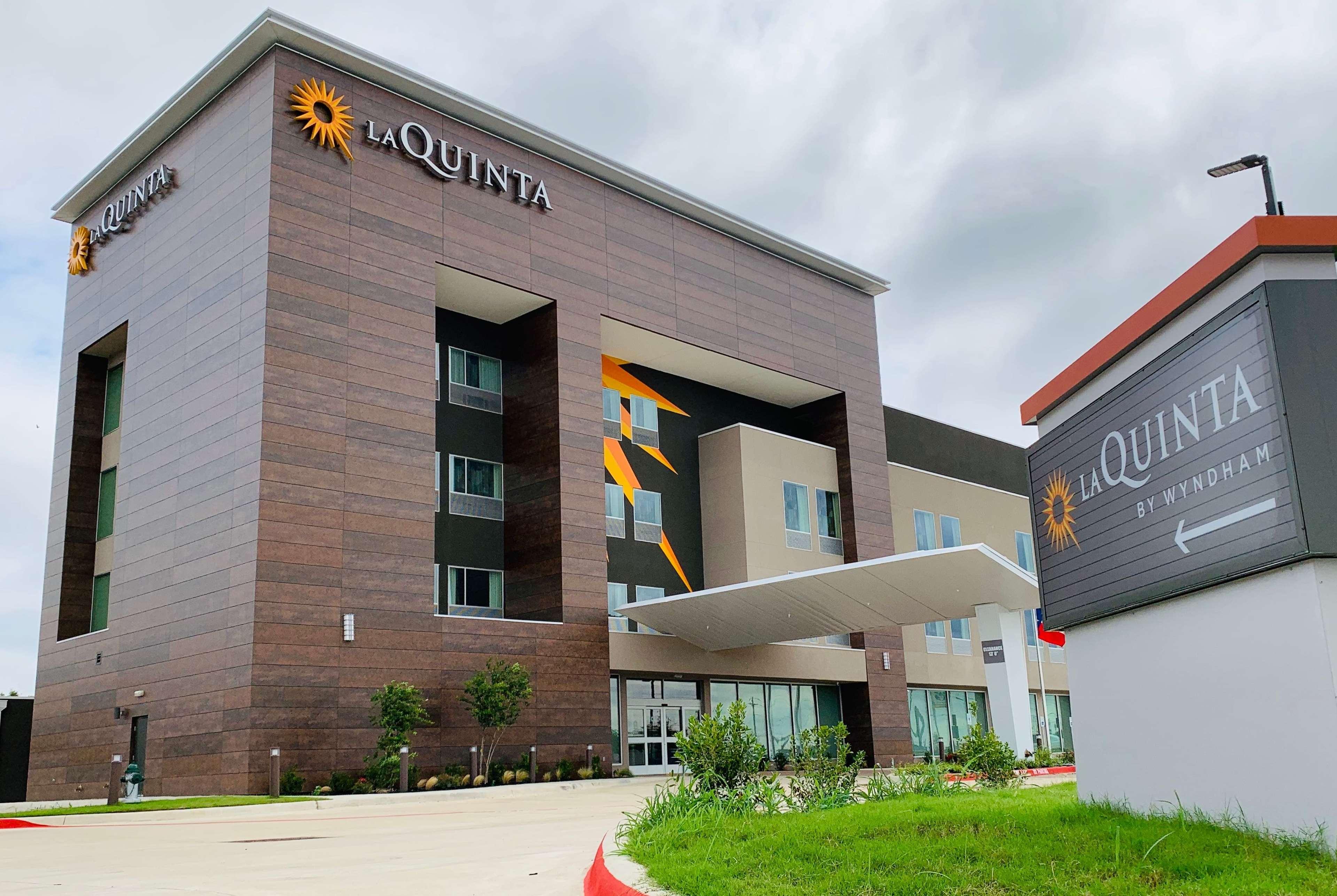 La Quinta Inn & Suites By Wyndham - Red Oak Tx Ih-35E Exterior photo