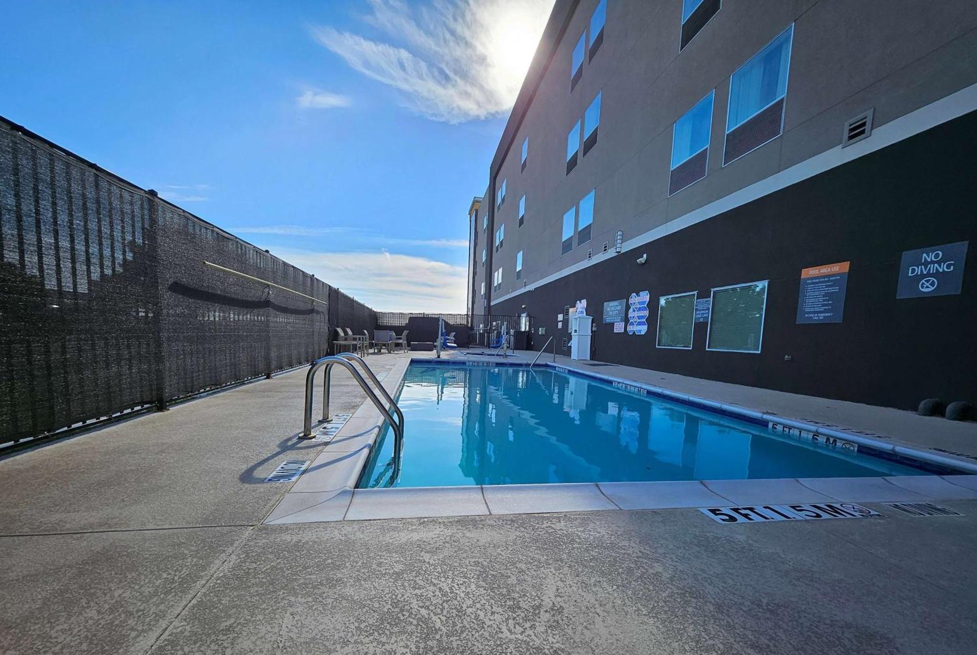 La Quinta Inn & Suites By Wyndham - Red Oak Tx Ih-35E Exterior photo